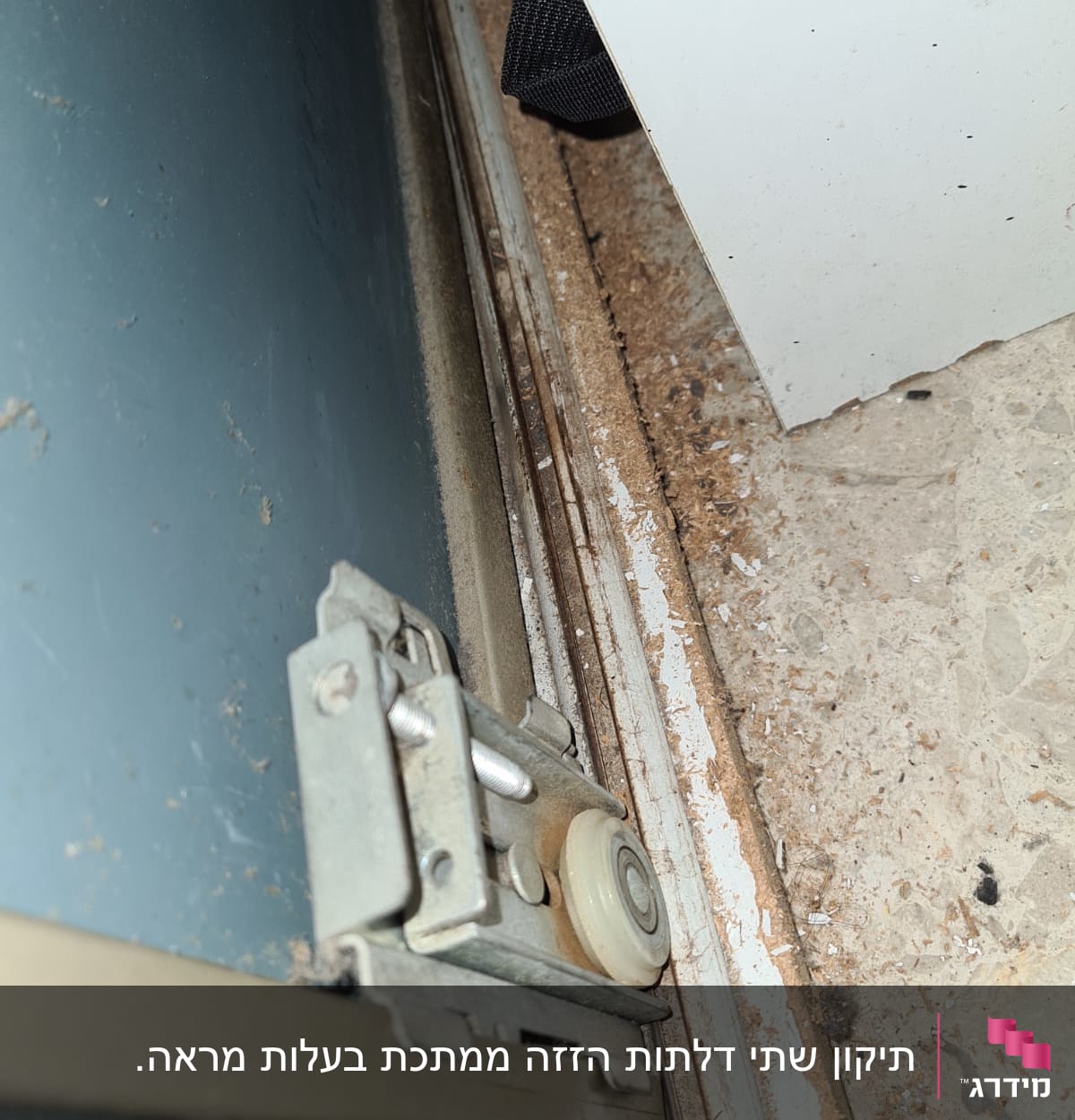 גלגלת מתכת על מסילה עם שבבי עץ